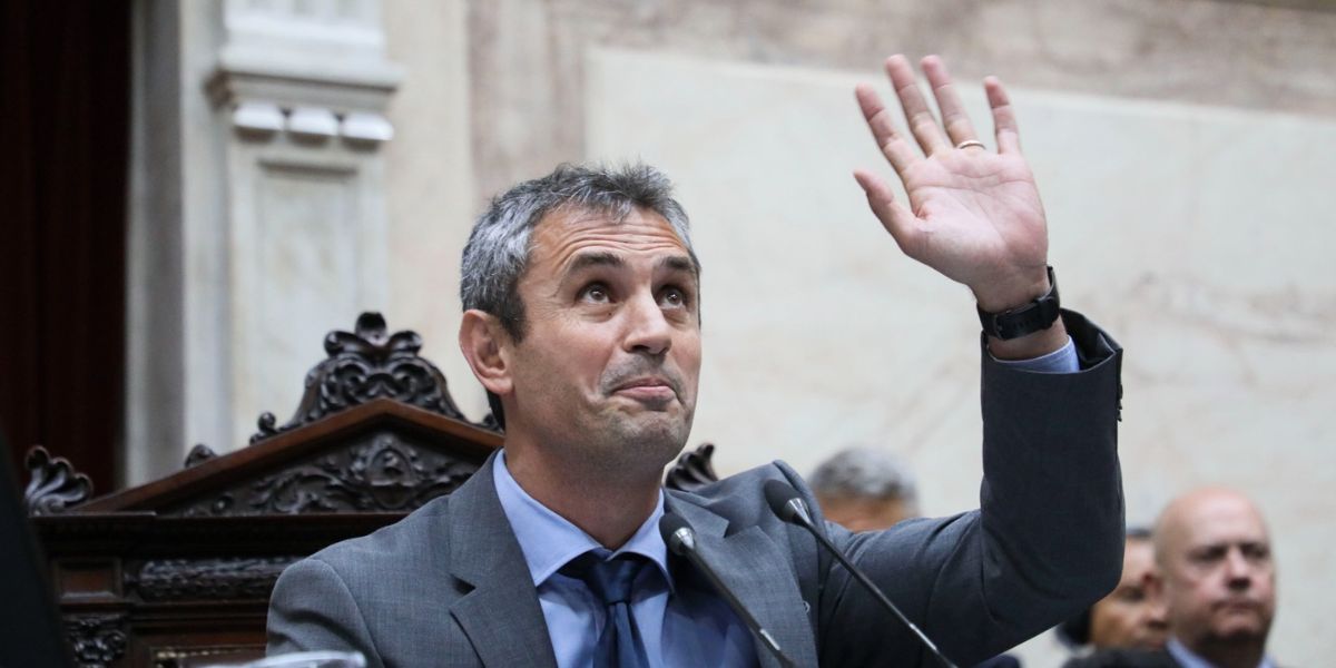 Acusan a Menem de “cajonear” proyectos de ley aprobados en Diputados