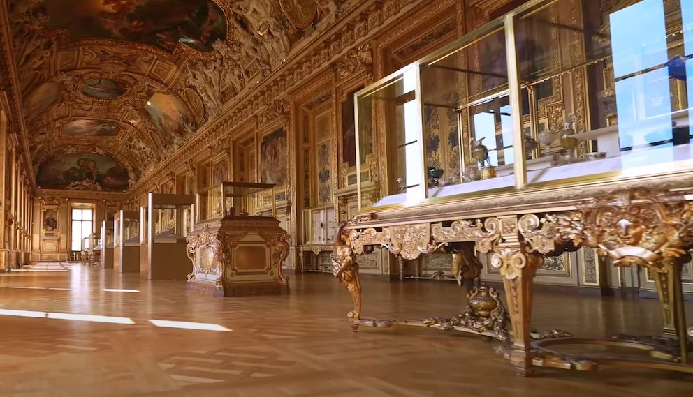 Se llevaron joyas de Napoleón: robo de película en el Louvre