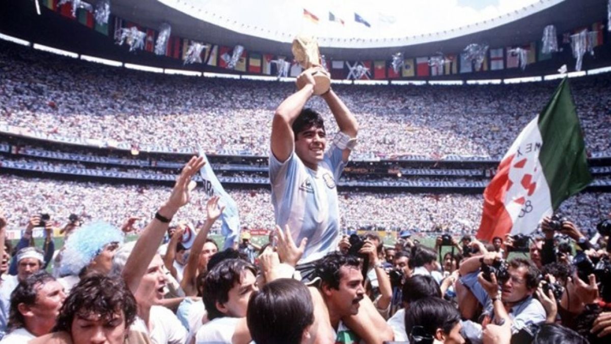 Murió el hincha que hizo historia al llevar a upa a Maradona en el Mundial '86