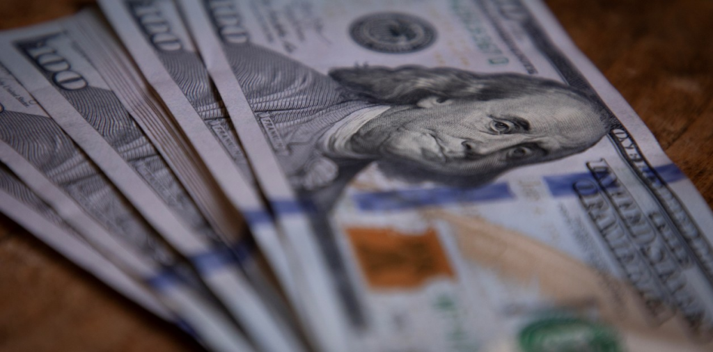 Tras el swap con EE.UU., el dólar oficial sube y los bonos repuntan