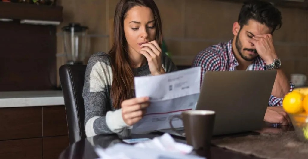 Hasta las manos: las familias deben más del 130% de su salario mensual
