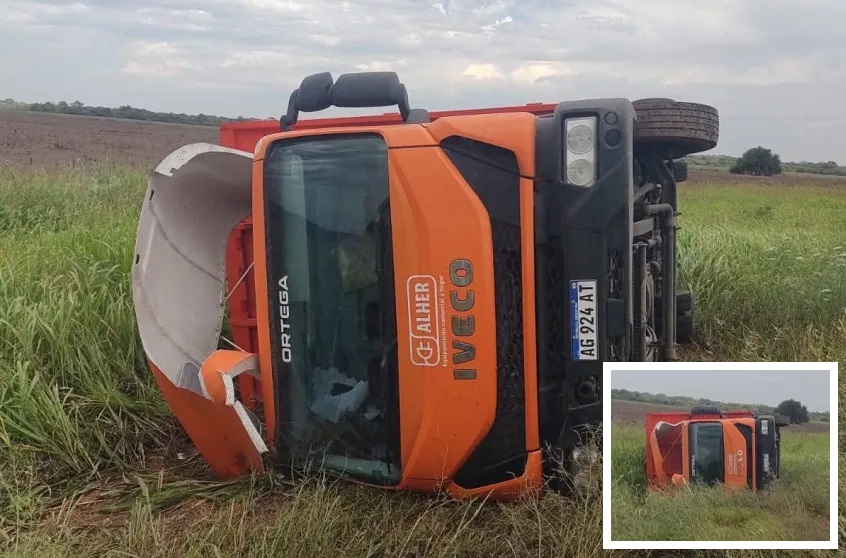 Volcó un camión en la ruta 13 a la altura de Pinedo tras evadir un gran charco de agua