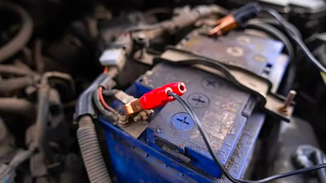 ¿Cómo detectar si la batería del auto está agotada y necesita un reemplazo?