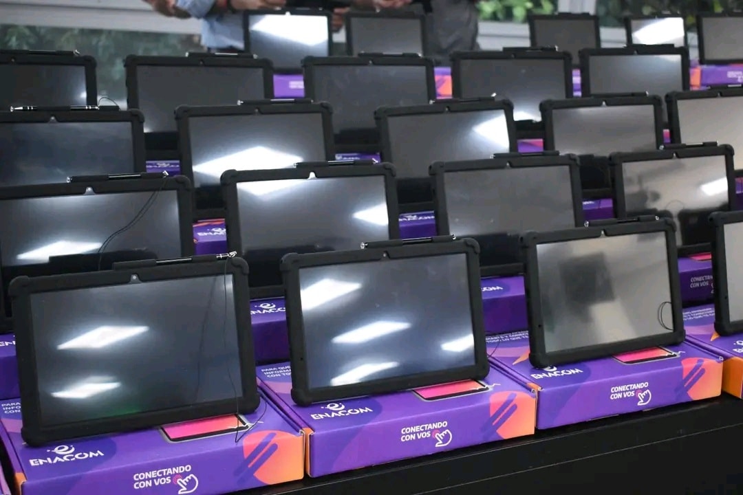 Municipio de Cote Lai: entrega de tablets para distribuir a estudiantes de la localidad