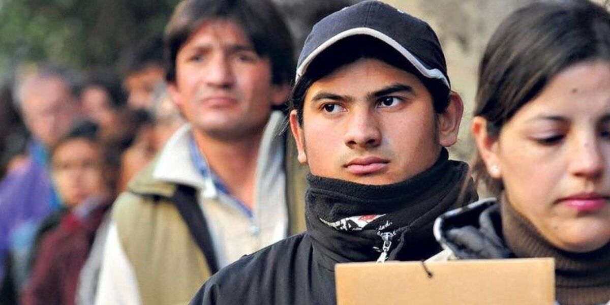 La crisis golpea al sector privado: Casi 300 mil personas pidieron seguro de desempleo desde que asumió Milei