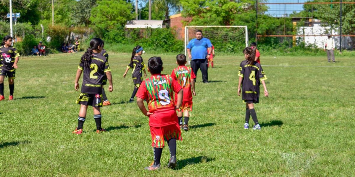 Pasión en Fontana: un multitudinario encuentro de Escuelitas de Fútbol reunió a 260 chicos