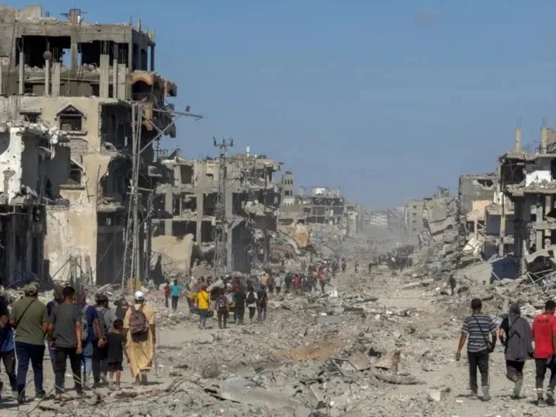 Tras el alto al fuego, miles de palestinos regresan a Gaza en medio de la devastación 