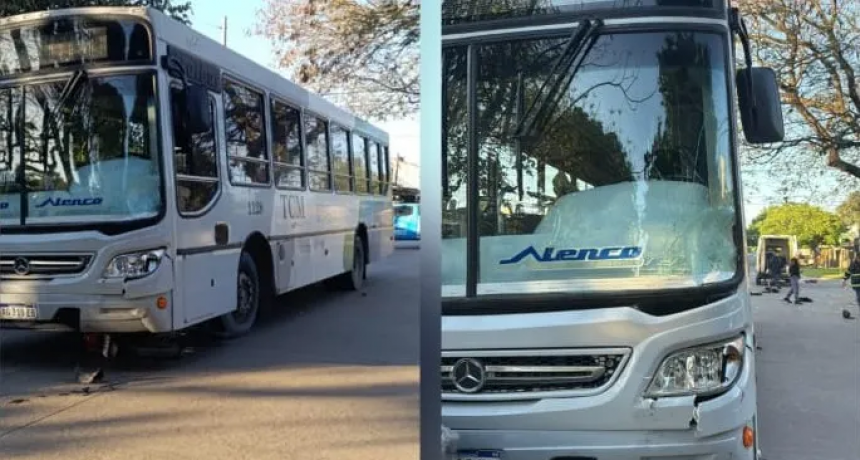 Violento choque entre un colectivo y una moto: dos jóvenes internados en grave estado