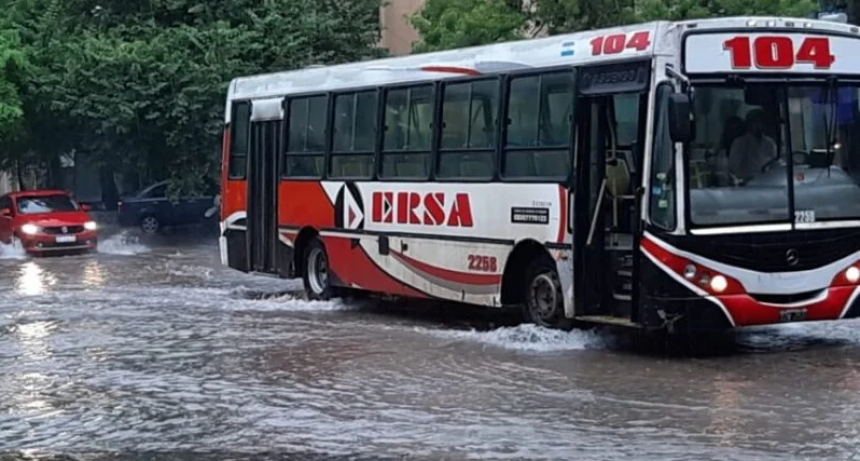 Colectivos afectados: líneas suspendidas y retrasos por las intensas lluvias