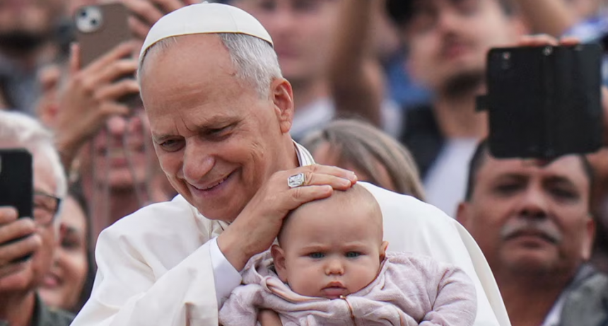 El Papa León XIV reafirmó el legado de Francisco por tierra, techo y trabajo