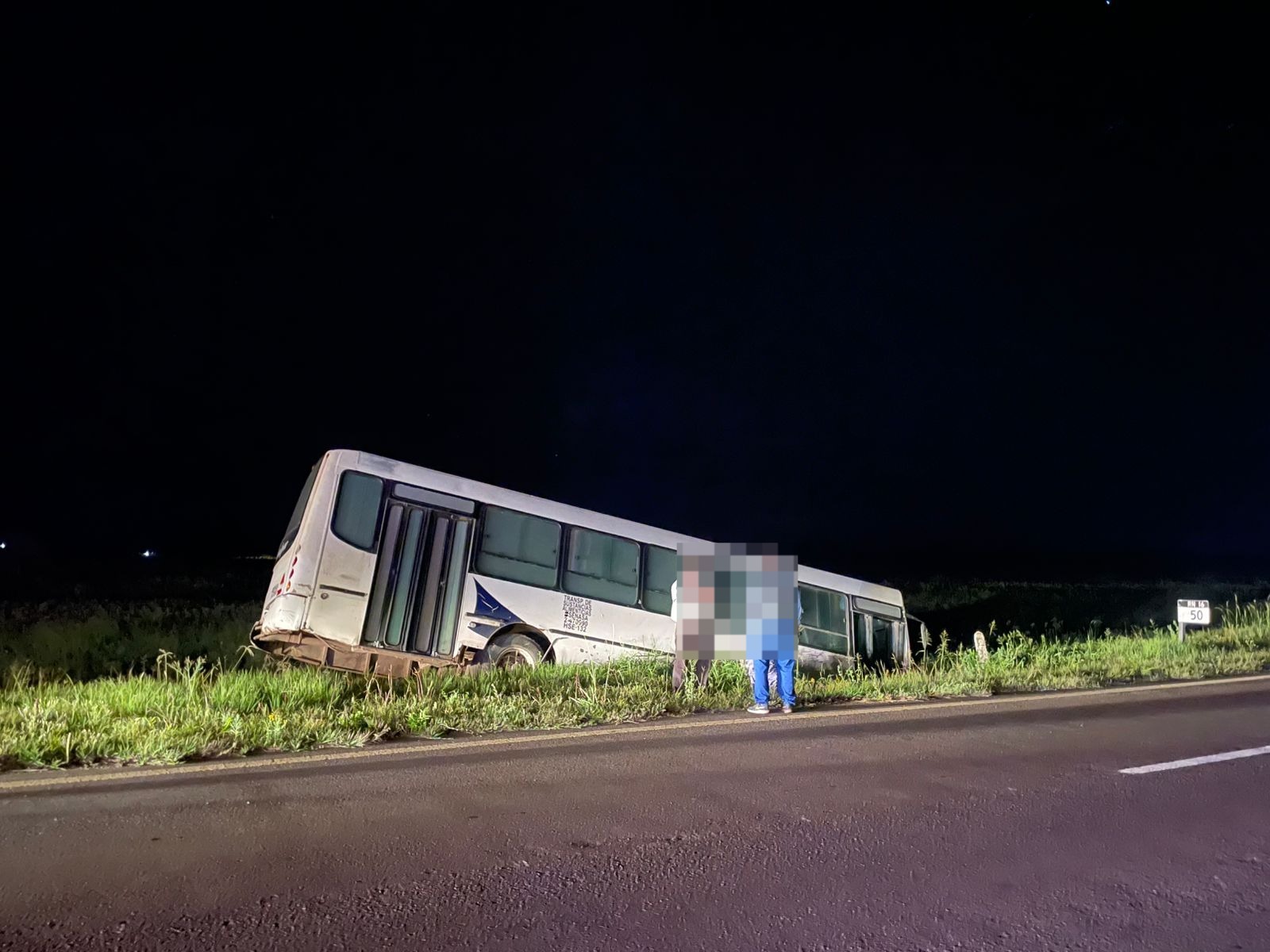 Colectivo despistó en la ruta 16 a la altura de Laguna Blanca