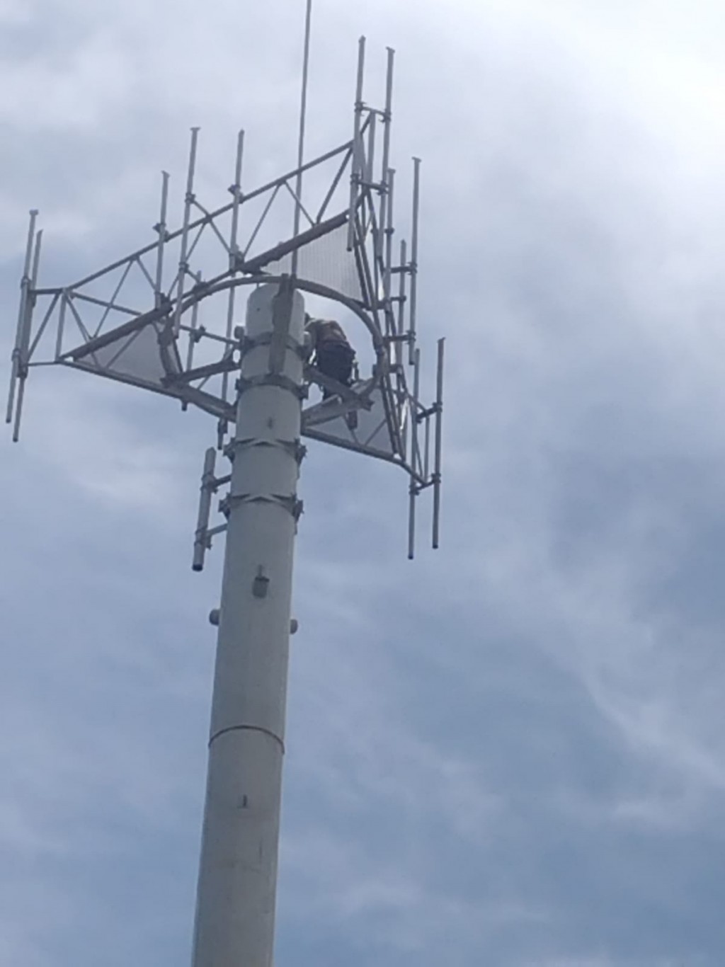 Vecinos denuncian instalación de antena de telefonía celular 