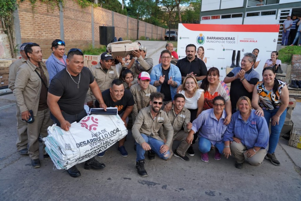 Magda Ayala entregó indumentárias y un bono especial a los trabajadores municipales en su día