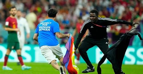 En medio del duelo entre Portugal y Uruguay: un fanático saltó al campo de juego con la bandera LGBT