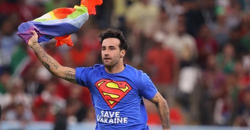 El súperman del mundial: Mario Ferri, el futbolista italiano que saltó al campo de juego en Portugal-Uruguay