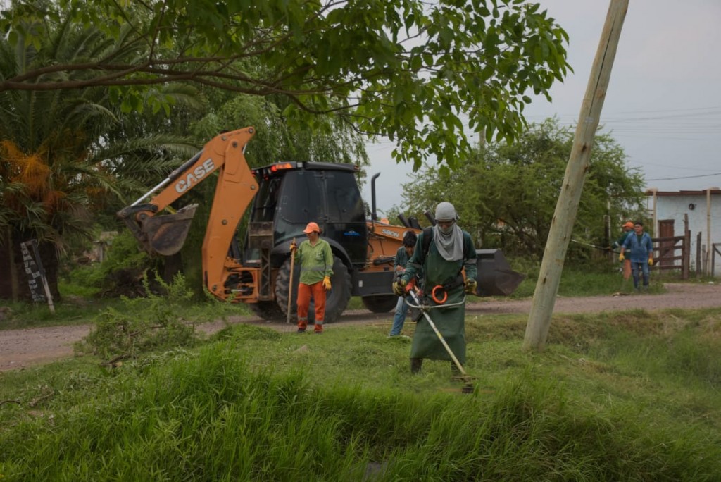 La municipalidad realizó un operativo de limpieza de desagües en el B° Villa Don Andrés 