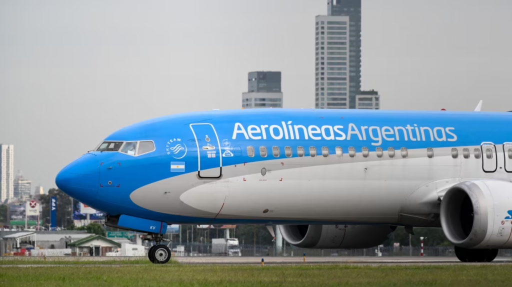 Crece el conflicto en Aerolíneas: vuelos cancelados, discusión salarial y pelea por la licencia de los pilotos