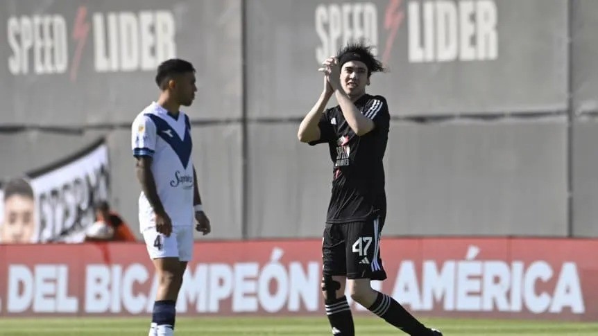 ¿Papelón o jugada de marketing? Riestra puso un youtuber en cancha y lo sacó a los 50 segundos