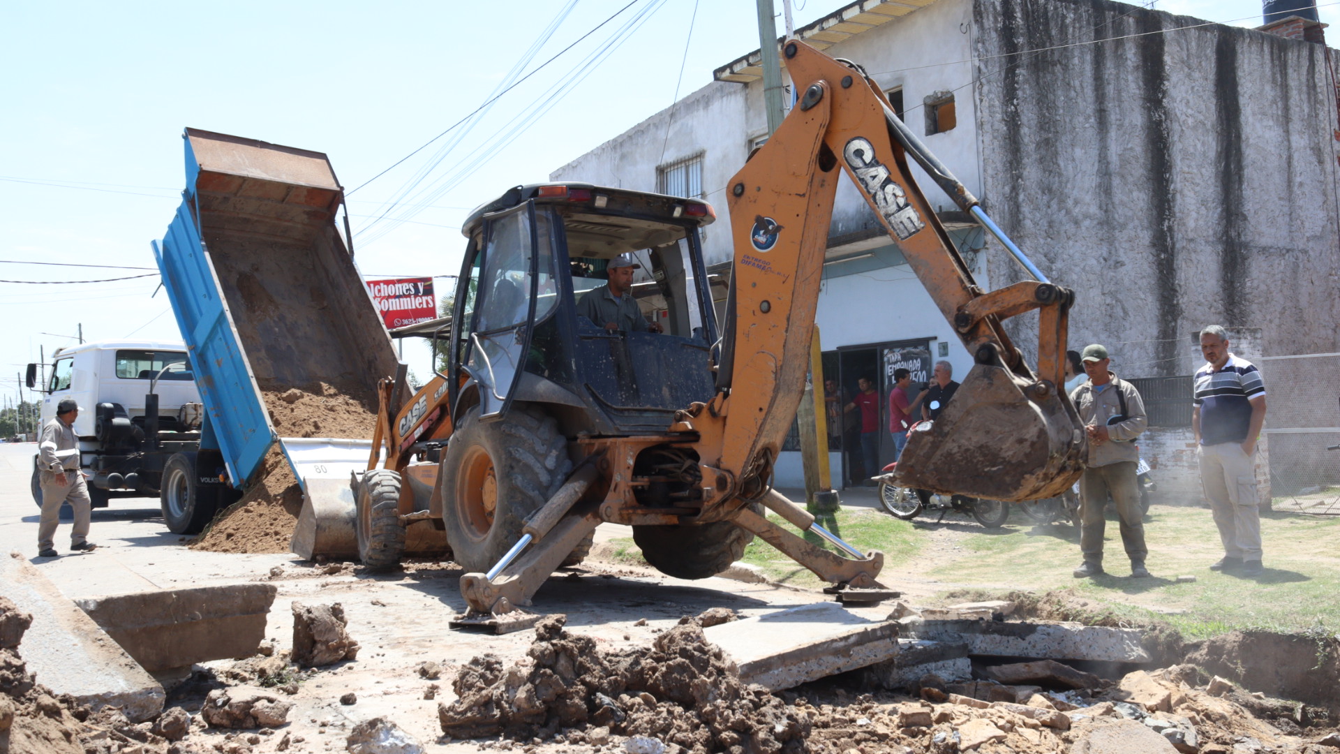 Municipalidad de Barranqueras: avanza el plan de bacheo en la calle Tatané