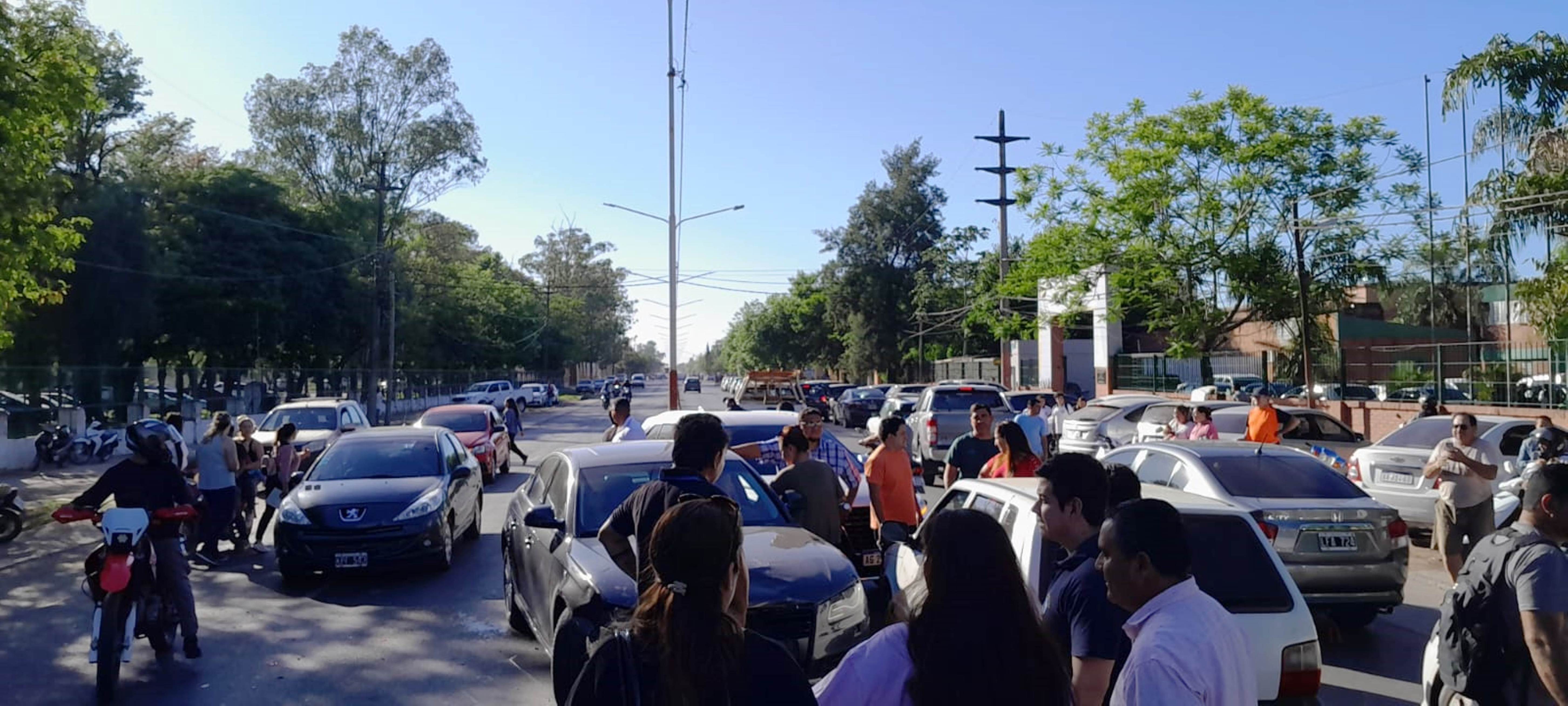 Borracho atropelló con un Audi a otros tres autos que dejaban chicos en una escuela de Resistencia