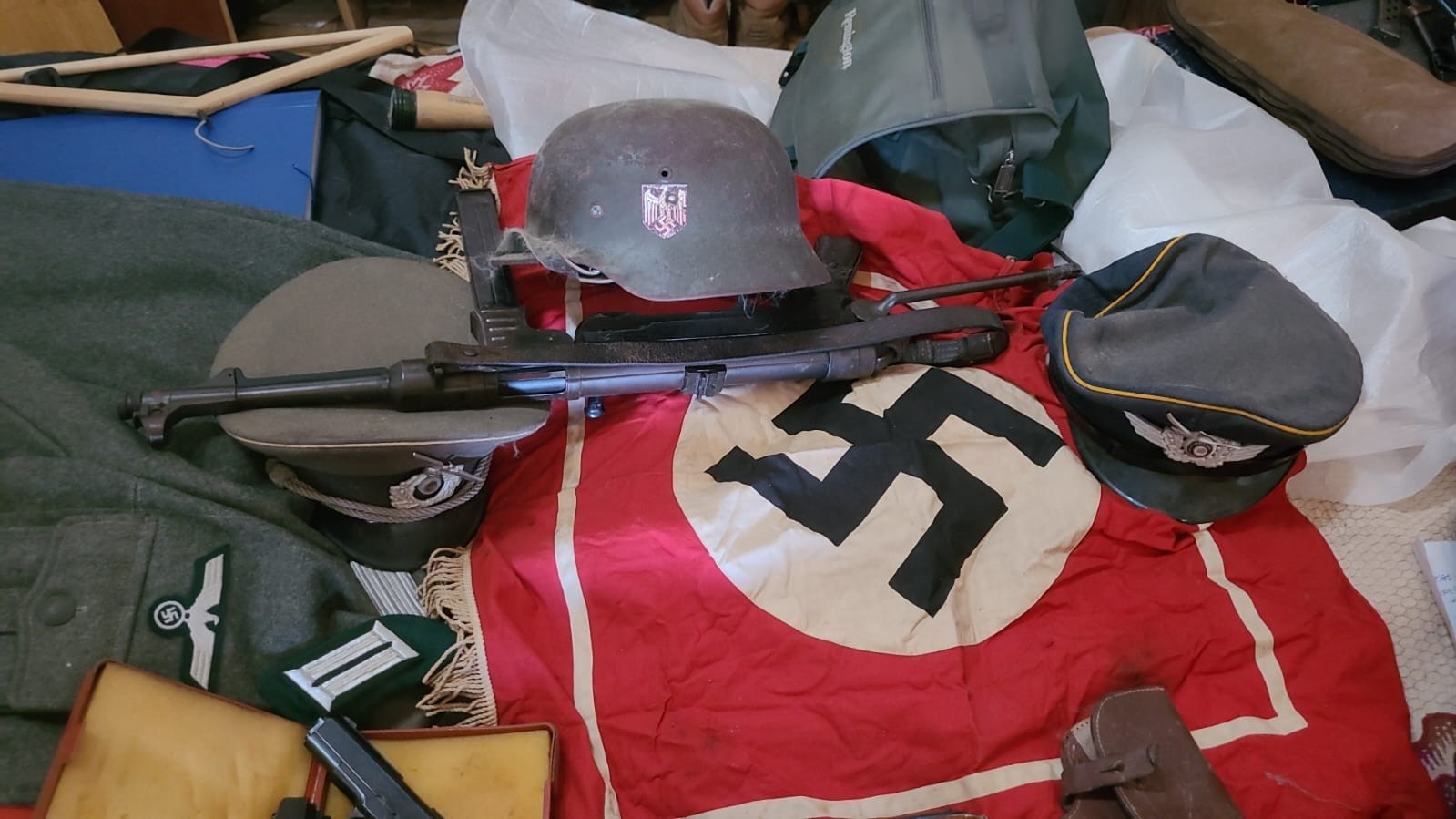 Lo detuvieron por tráfico de armas y además tenía llena su casa de símbolos nazis