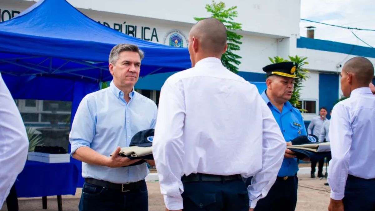 Escuela de Policía: Zdero entregó uniformes a alumnos y ratificó su compromiso con la seguridad pública