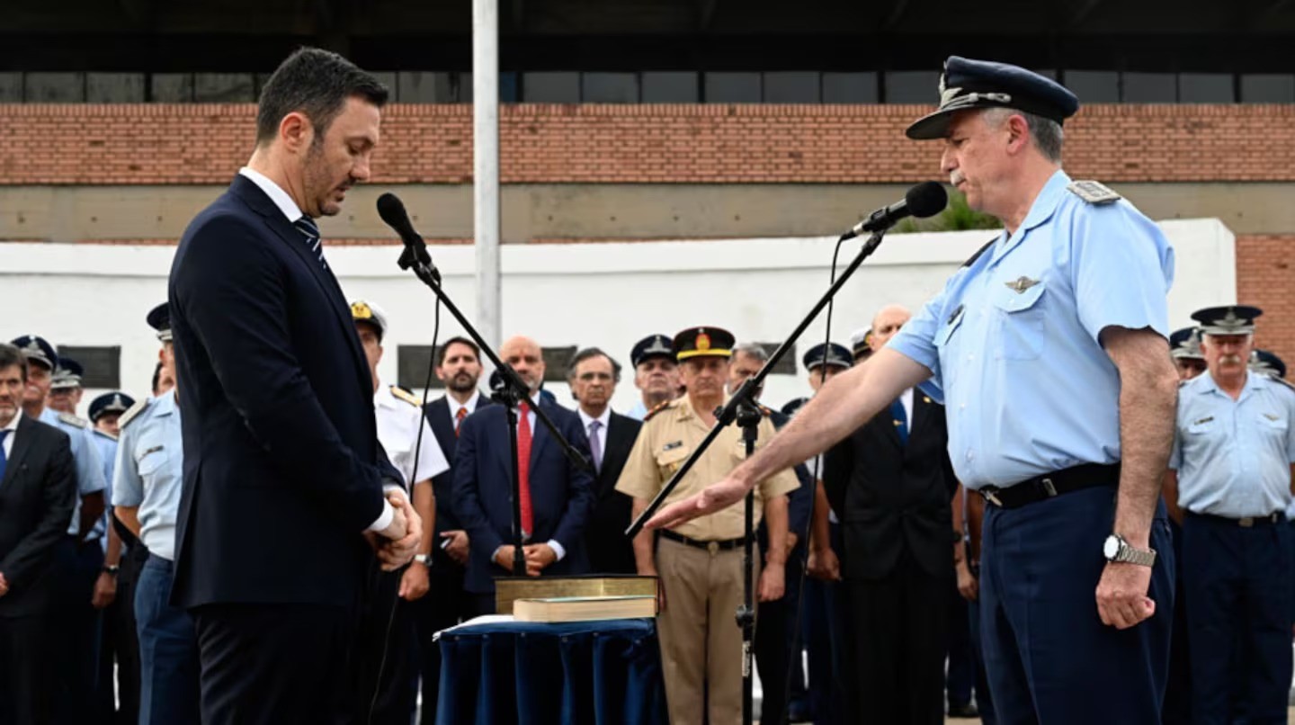 ¿Quién el jefe de la Fuerza Aérea desplazado por “acoso y uso indebido de las aeronaves”?