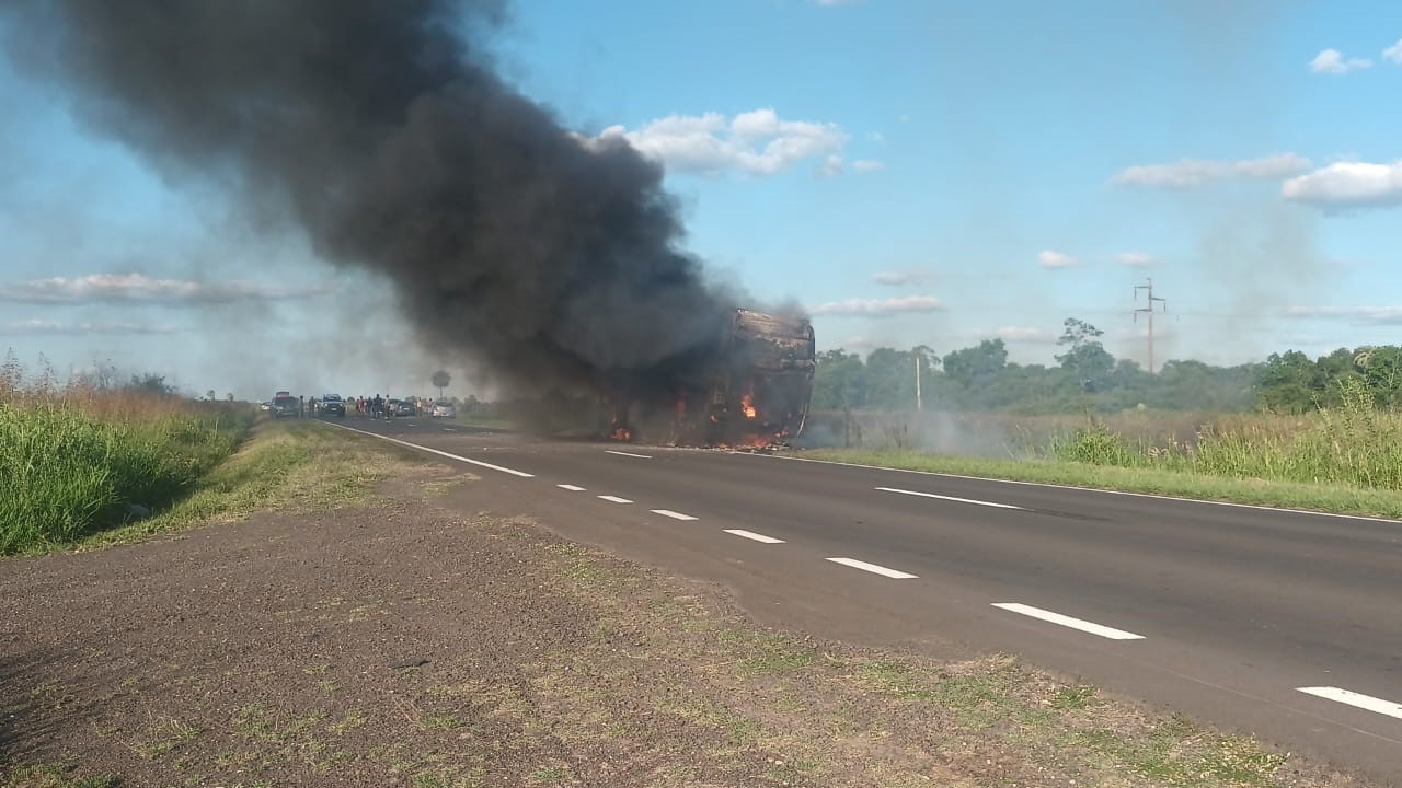   Susto por el incendio de un colectivo en la ruta 11