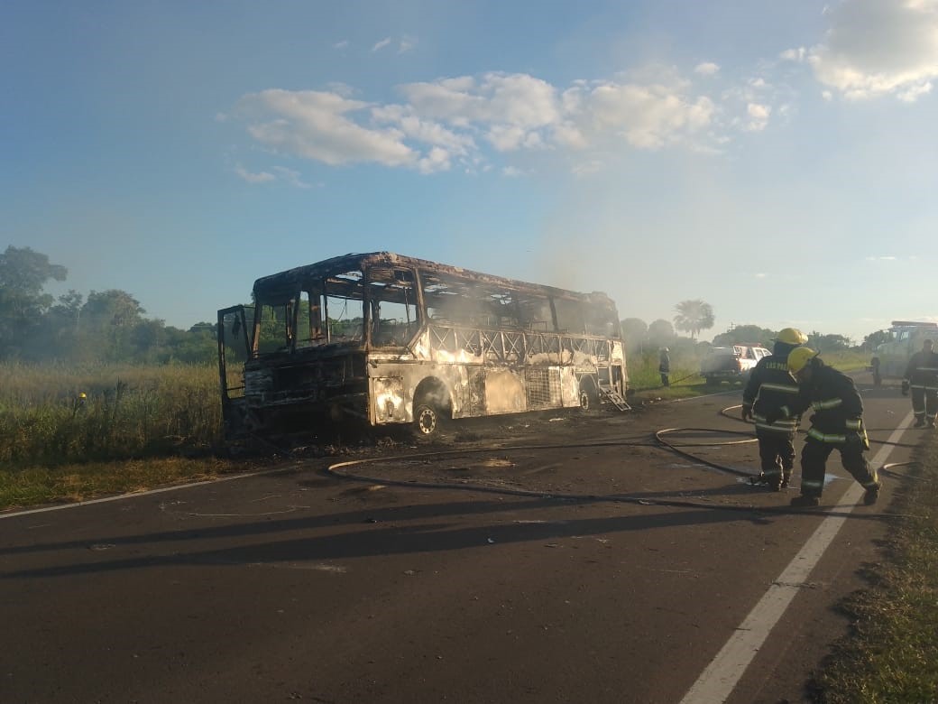 El micro incendiado era del Municipio de La Leonesa y llevaba niños