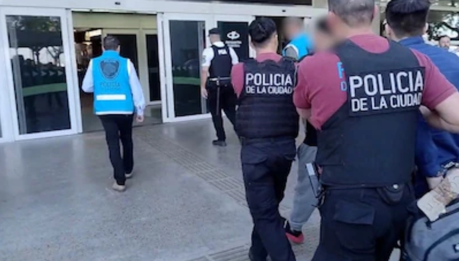 Expulsaron del país a cinco extranjeros condenados por robo y encubrimiento agravado