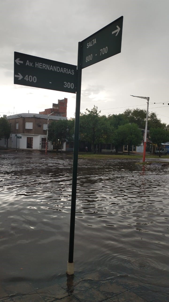 Las lluvias y las postales de siempre: calles anegadas en el macrocentro