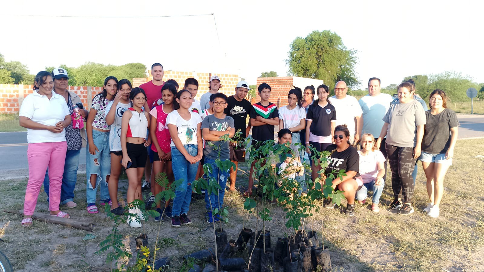 El municipio de Cote Lai y alumnos de séptimo grado plantaron árboles a la vera de la ruta 13