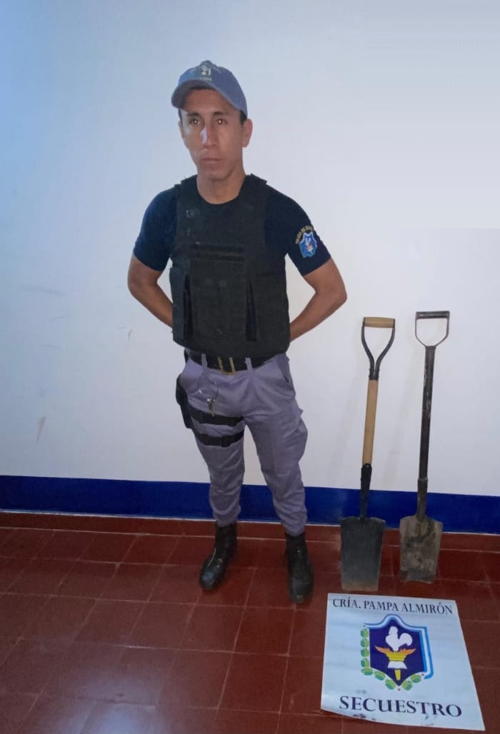 ¿Se asustó y las devolvió?: Robó dos palas en Pampa Almirón, pero al rato la Policía las recuperó