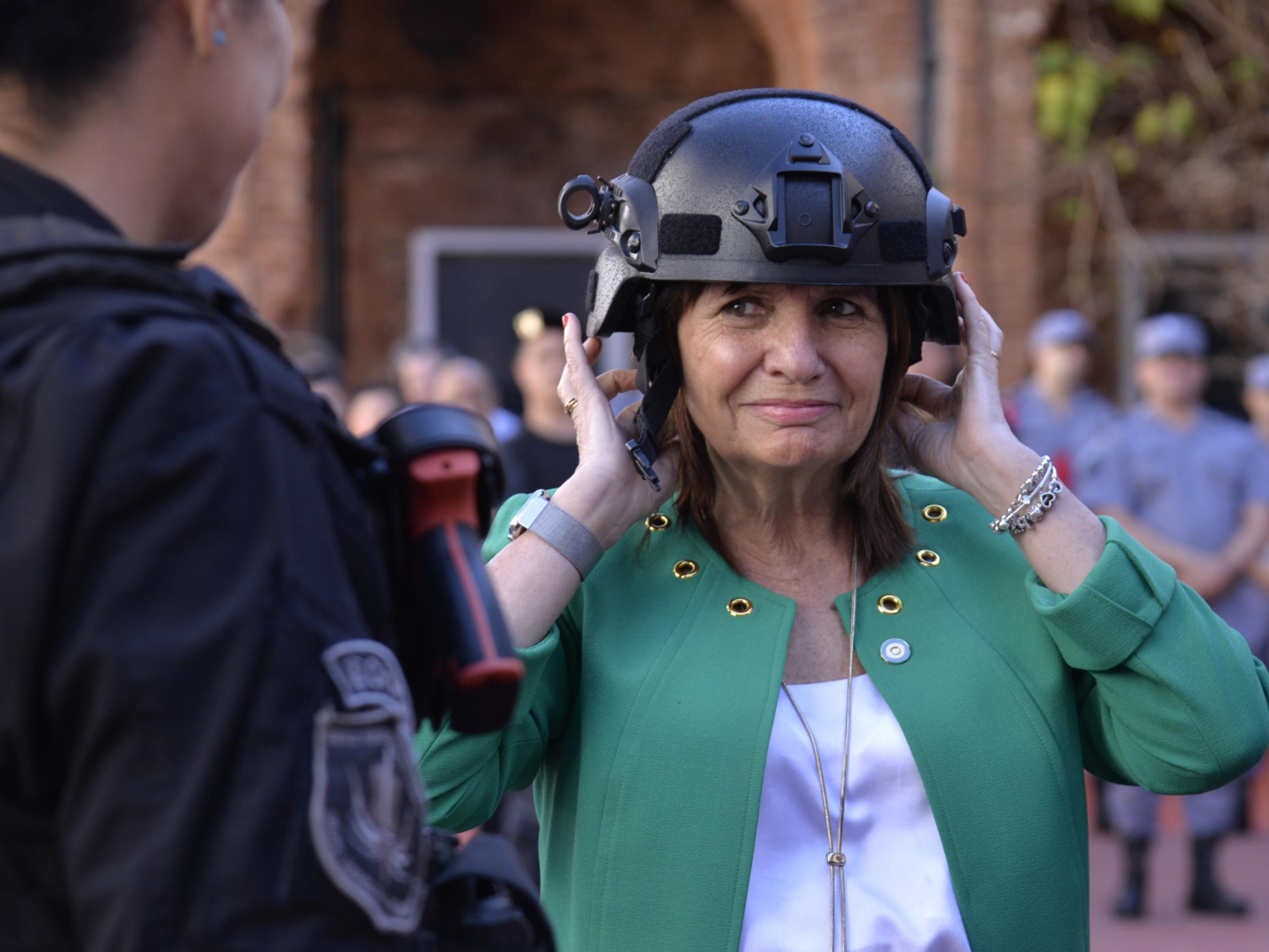 Listos para liberar motines: Bullrich entregó protección al Servicio Penitenciario
