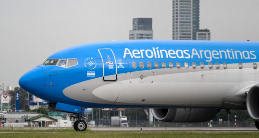 Crece el conflicto en Aerolíneas: vuelos cancelados, discusión salarial y pelea por la licencia de los pilotos