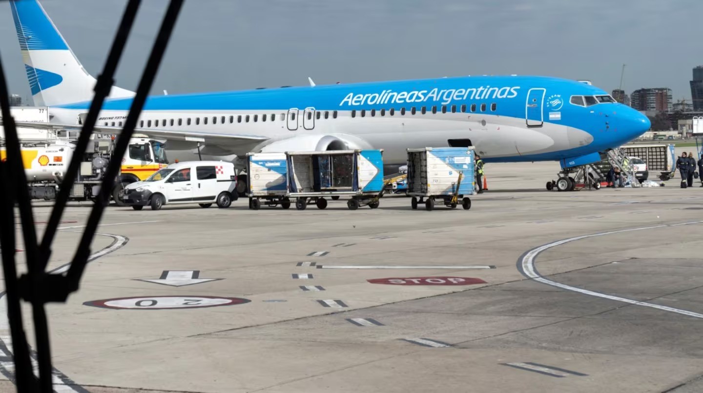 Seguridad denunció al personal de Aerolíneas por extorsión y tener de rehenes a pasajeros