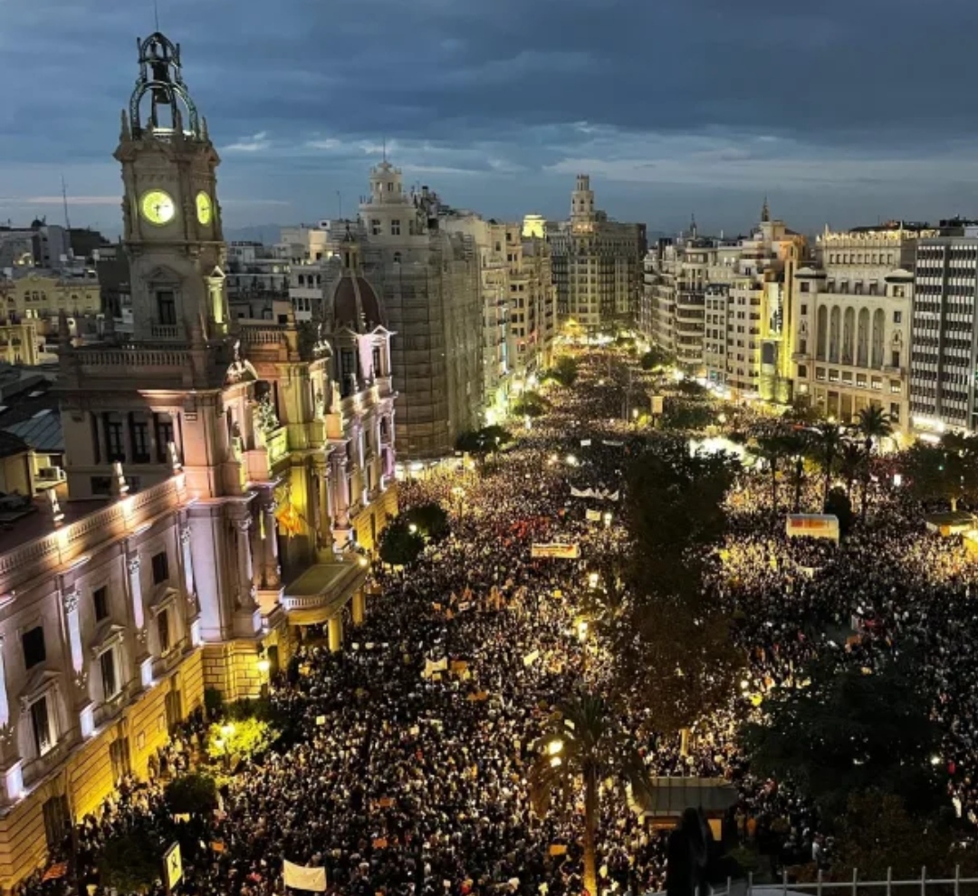 Masiva manifestación en Valencia tras los desastres de la DANA, piden la renuncia de Mazón