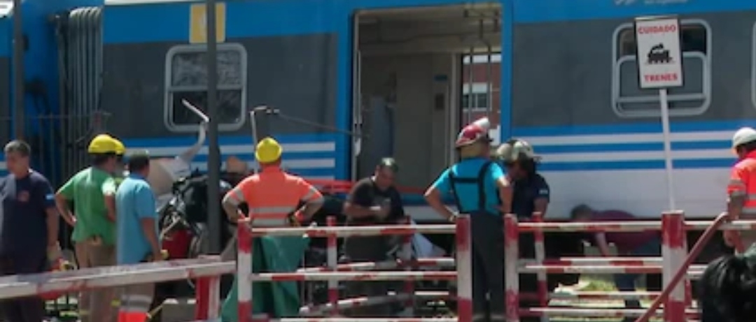 Cruzó las vías con la barrera baja y murió arrollada por un tren 