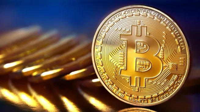 Bitcoin alcanza un nuevo récord por encima de los 82 mil dólares