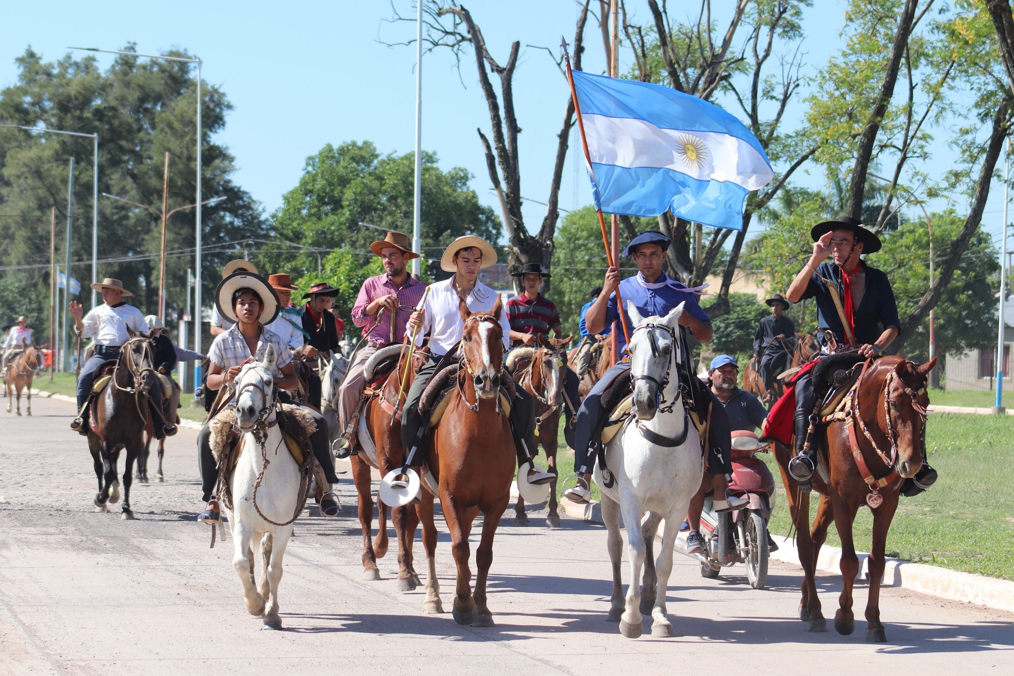 El municipio de Presidencia de la Plaza acompañó desfile gaucho 