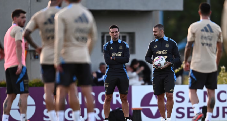 La Selección entrenó con plantel completo y se mantiene la incógnita del 11 titular para jugar ante Paraguay