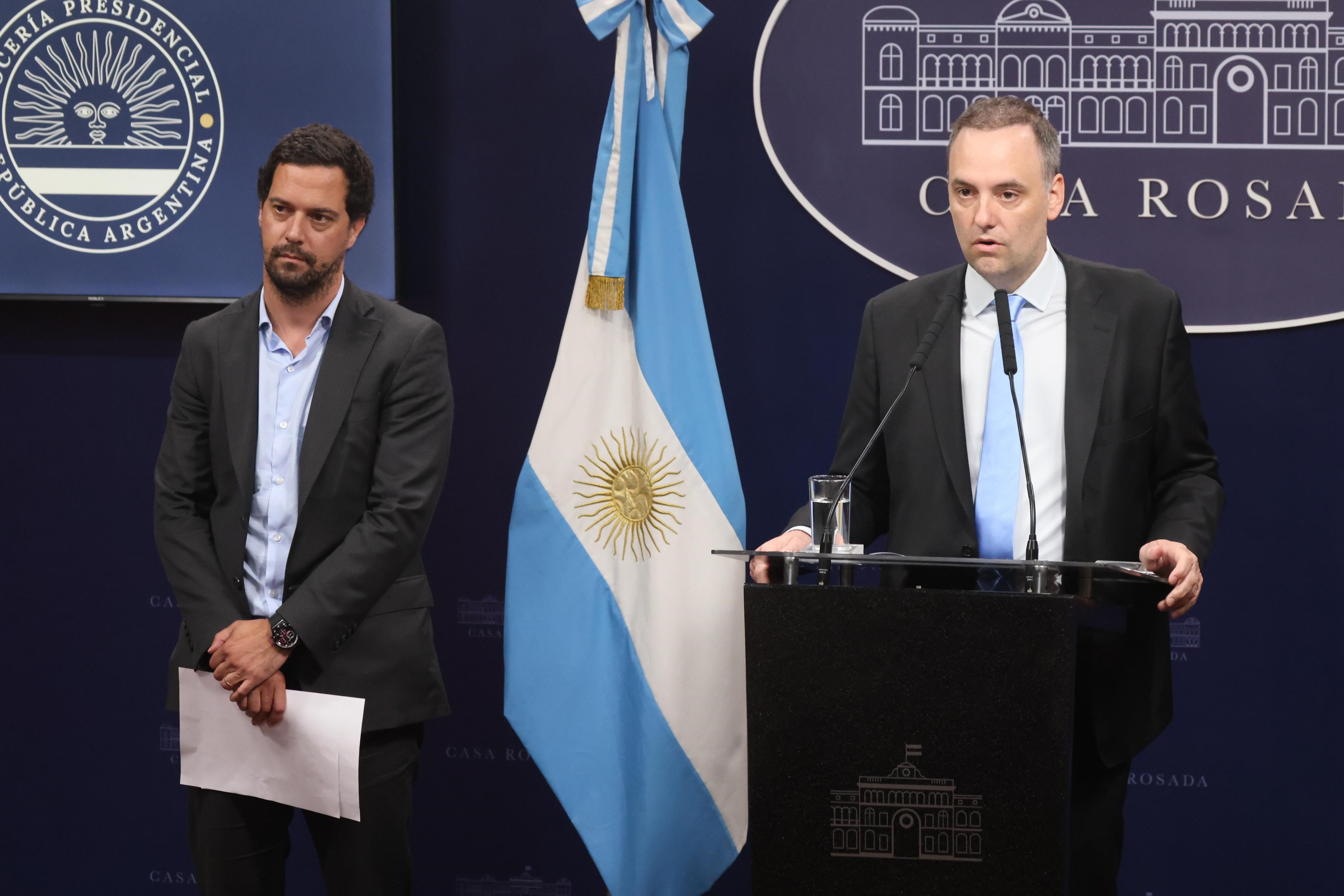 Adorni anunció el fin de las PASO y la eliminación de impuestos para compras en el exterior