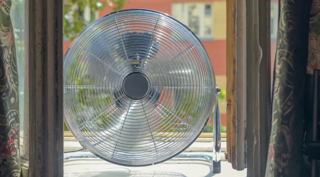 El truco de un arquitecto para que un ventilador refresque la casa como si fuera un aire acondicionado