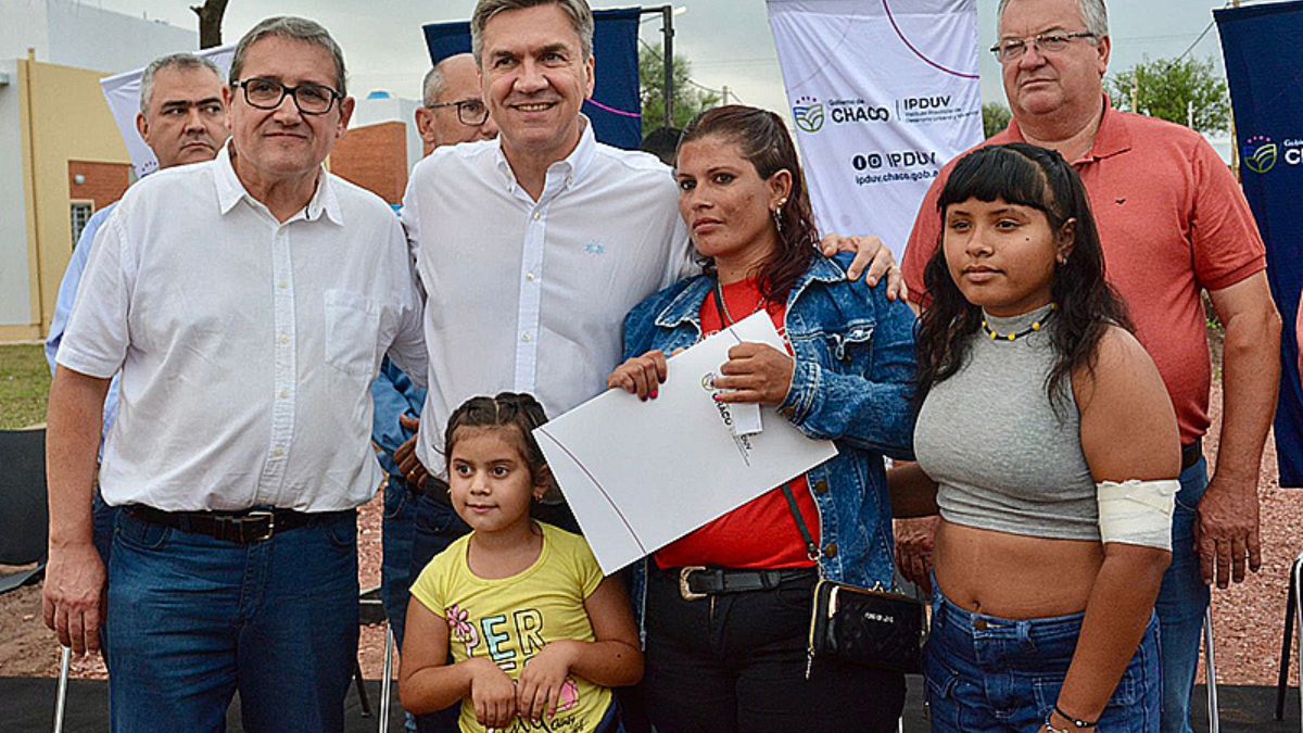 Zdero entregó a 72 familias sus viviendas del programa “Casa Propia-Construir Futuro” en Castelli