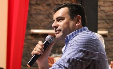 Cada siete meses el gobernador genera deudas millonarias a la provincia