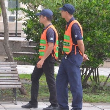 Los recién egresados y los estudiantes de la Escuela de Policía cumplen la función de caminantes y observadores en las calles de Resistencia.