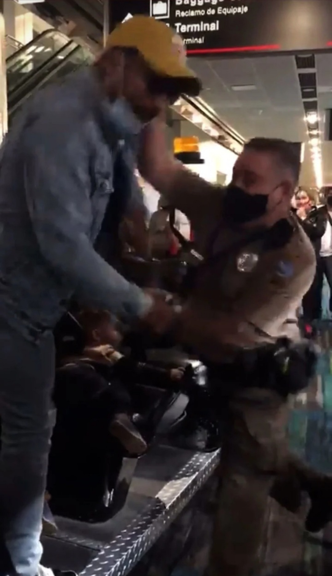 Violenta pelea entre un pasajero y un policía en el Aeropuerto Internacional de Miami