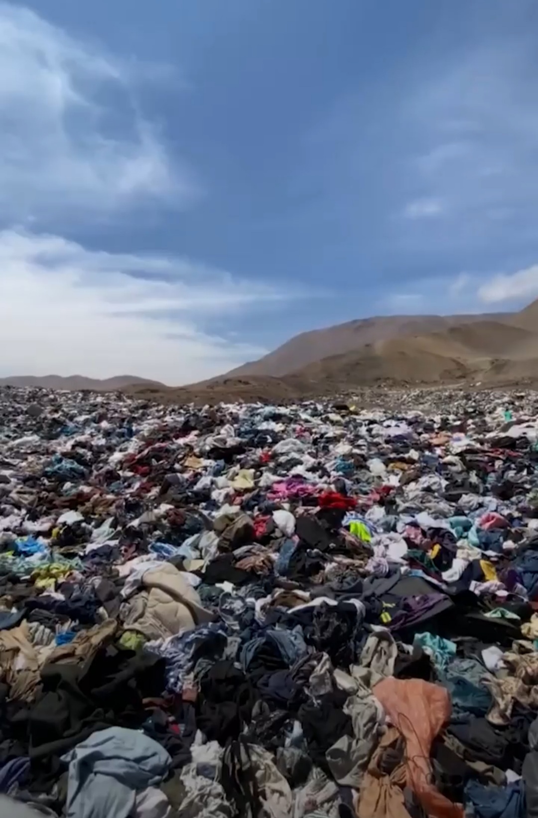 Contaminación impensada: montañas de ropa sin usar se acumulan en el desierto de Atacama