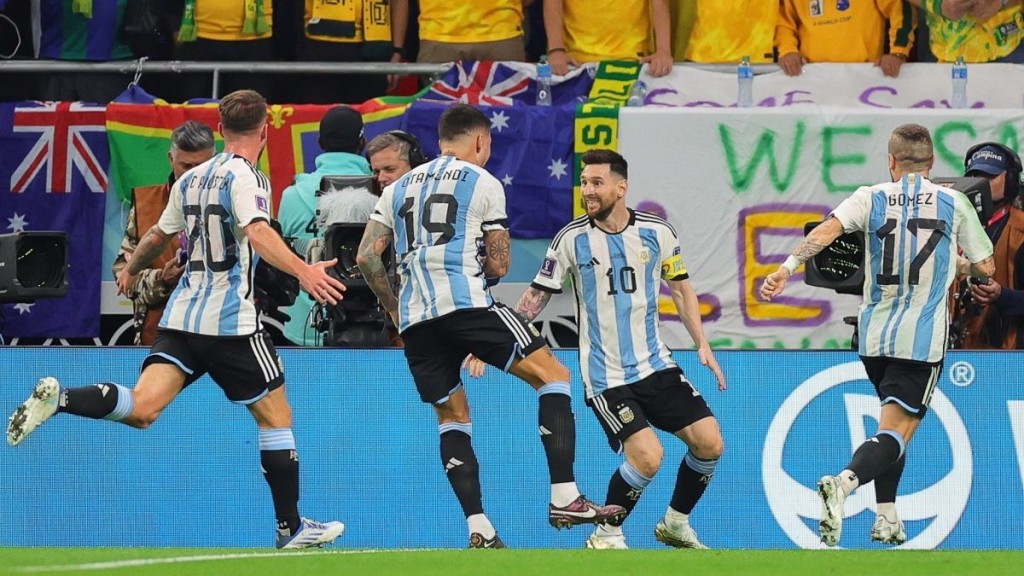 Argentina sufrió por un gol en contra, pero le alcanzó para pasar a cuartos