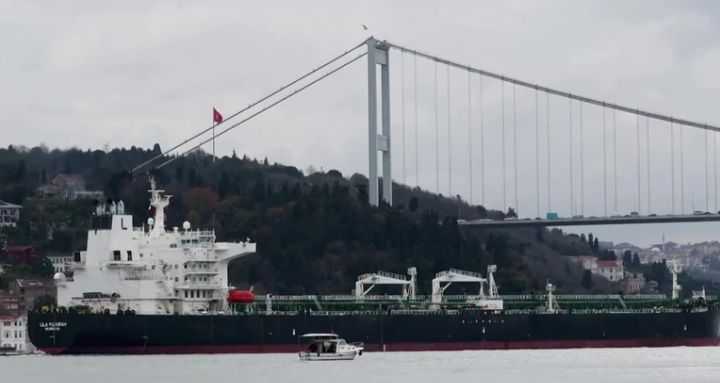 Al menos 20 petroleros hacen filas frente de Turquía para cruzar los puertos Ruzos